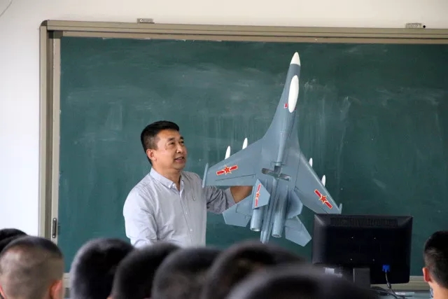 大连“纸飞机第一人”高佩德老师1.webp.jpg